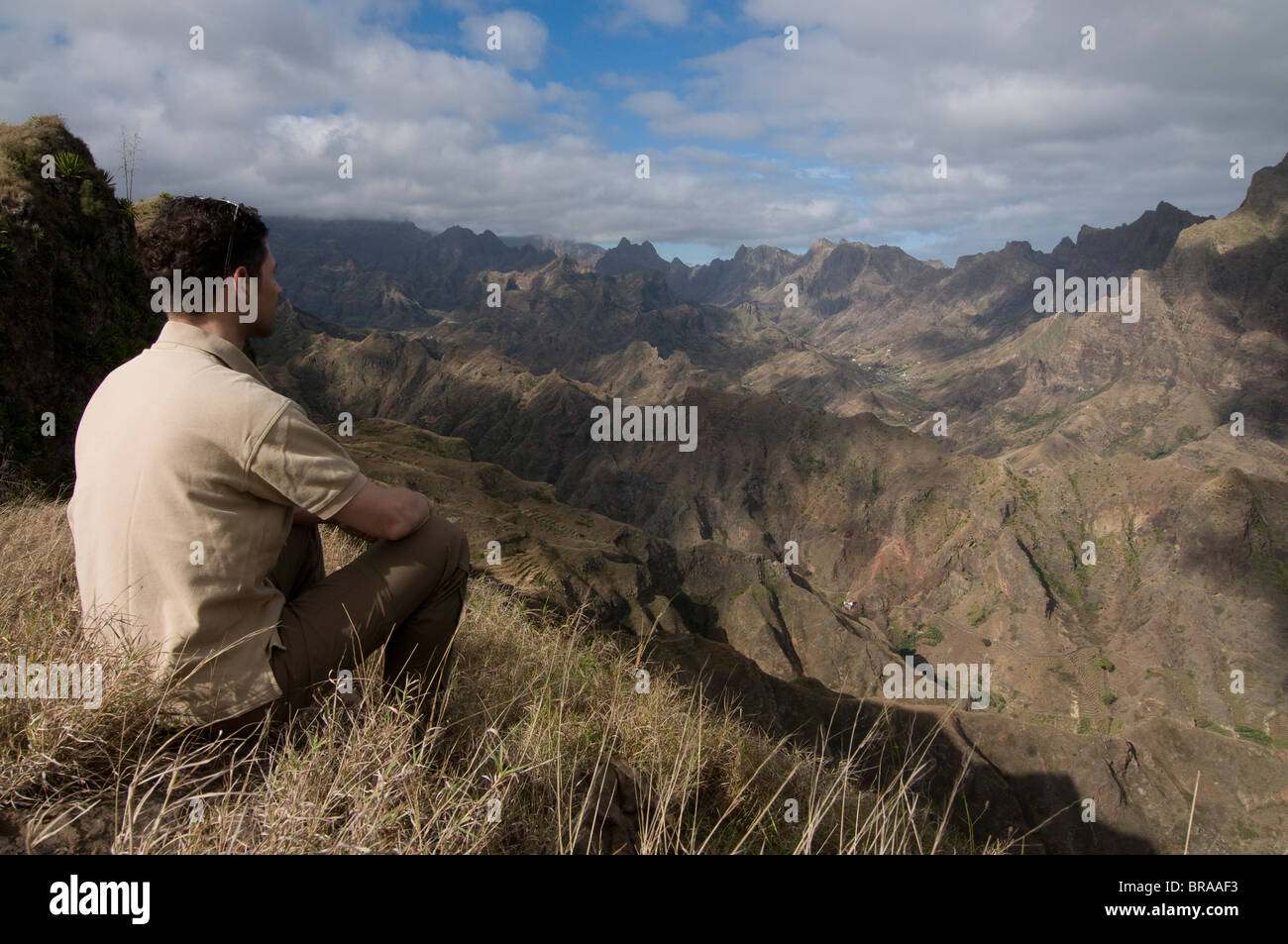 Man looking out sur paysage rocheux sur l'île de San Antao, îles du Cap Vert, l'Afrique Banque D'Images