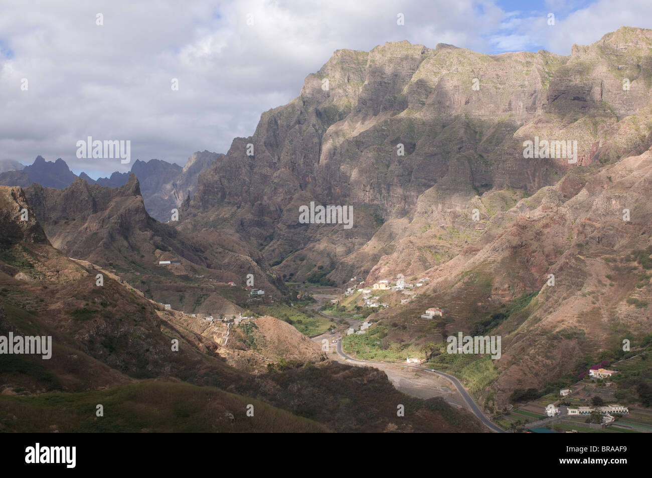 Village de montagne paysage rocheux sur l'île de San Antao, îles du Cap Vert, l'Afrique Banque D'Images