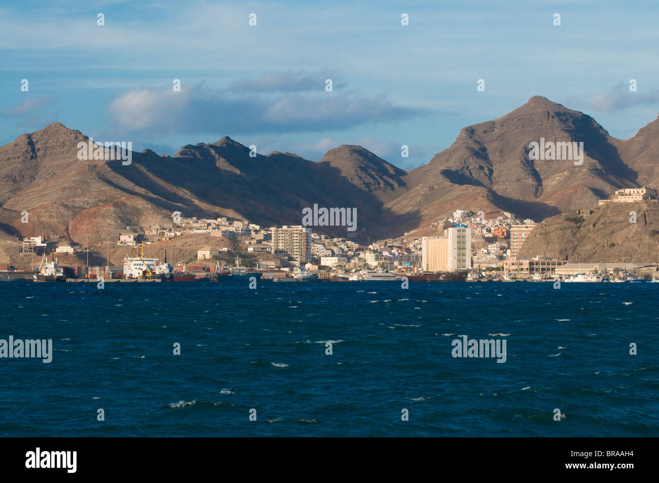 Vue sur port de pêche et ville, San Vincente, Mindelo, Cap Vert, Afrique, l'Atlantique Banque D'Images