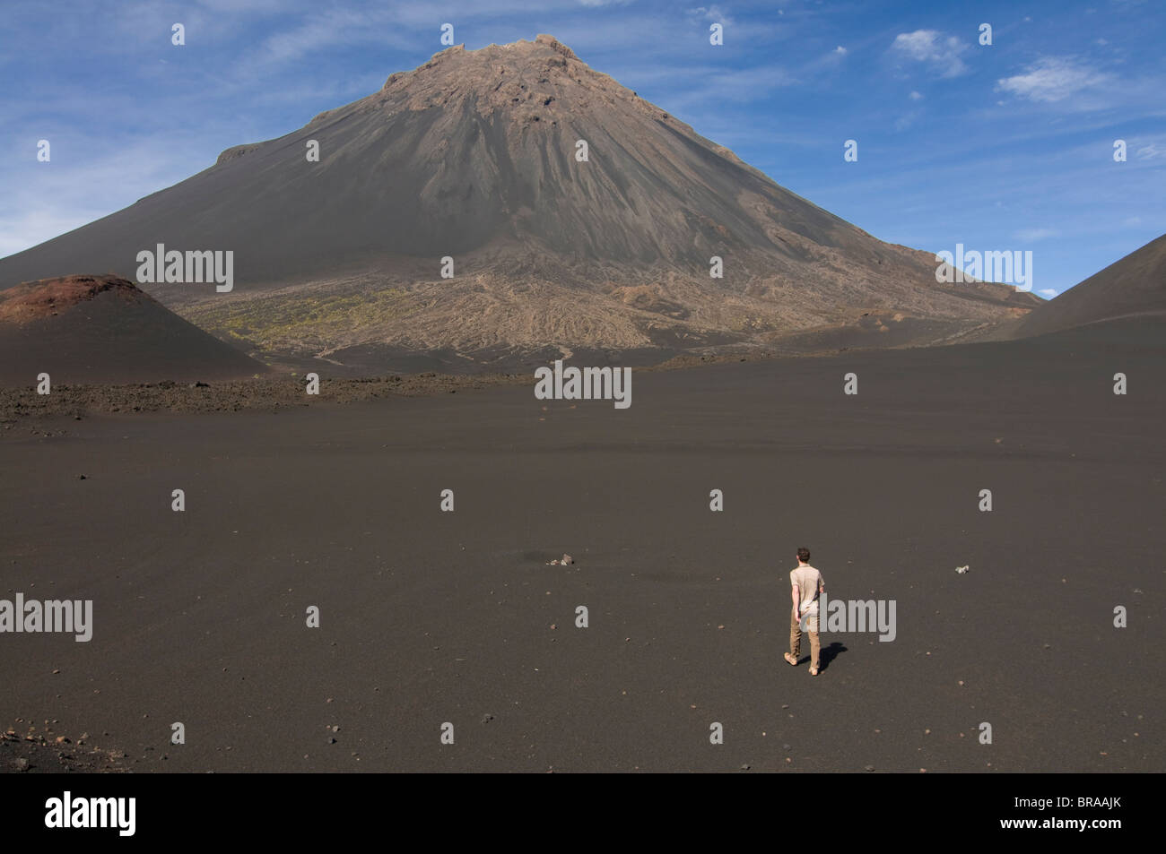 Homme marchant vers volcan de Fogo, Cap-Vert, Afrique Banque D'Images