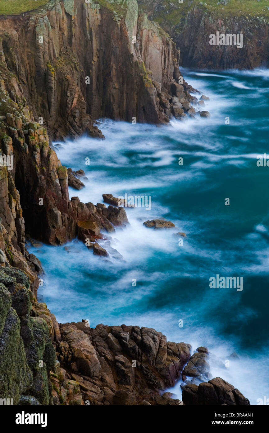 Océan Atlantique, les vagues déferlent autour de la base des falaises, Land's End, UK Banque D'Images