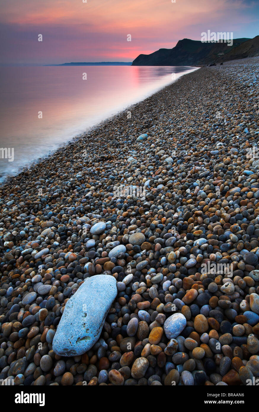 Le crépuscule sur la rive de galets à l'Eype, Site du patrimoine mondial de la Côte Jurassique, Dorset Banque D'Images