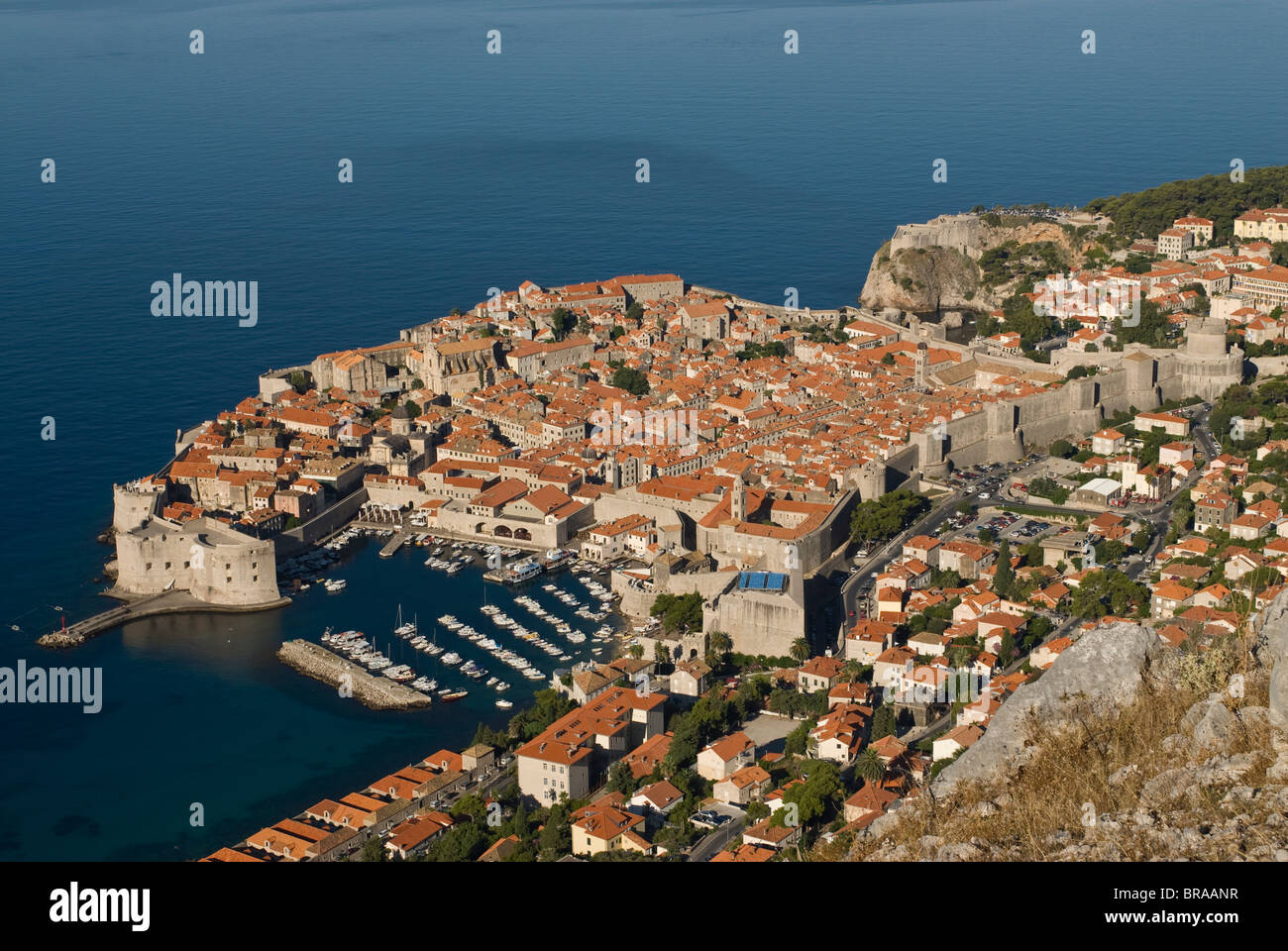 Vue sur la vieille ville de Dubrovnik, site classé au Patrimoine Mondial de l'UNESCO, la Croatie, l'Europe Banque D'Images