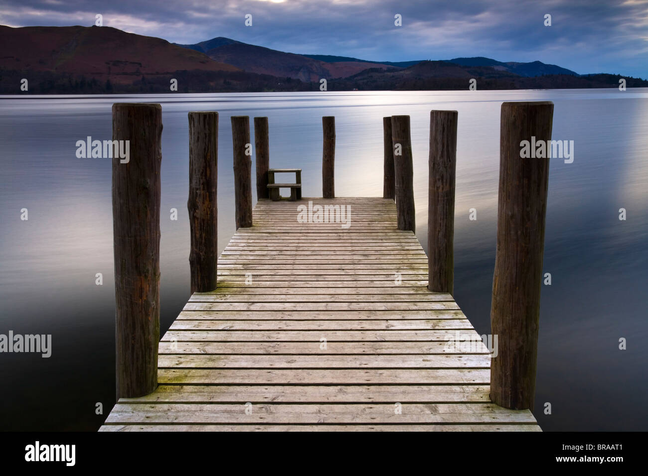 Jetée en bois sur Derwent Water dans le Lake District, Cumbria, Angleterre Banque D'Images