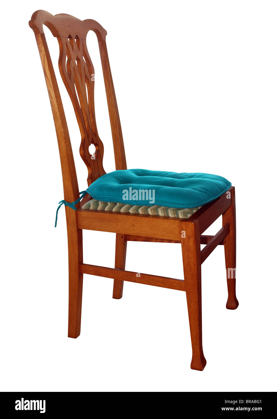 Chaise ancienne avec coussin isolé avec clipping path Photo Stock - Alamy