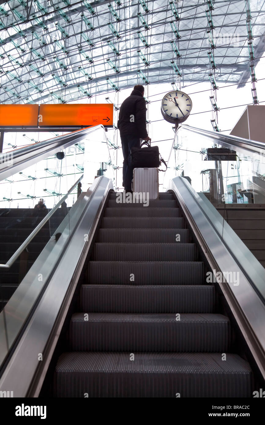 Plate-forme d'escalier mécanique et à l'horloge de la gare moderne, Berlin, Germany, Europe Banque D'Images