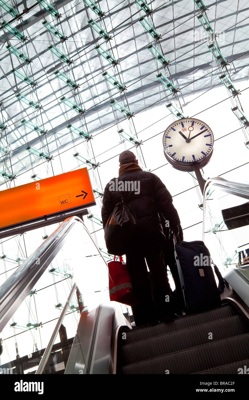 Passager d'escalator et réveil de la plate-forme à la gare moderne, Berlin, Germany, Europe Banque D'Images