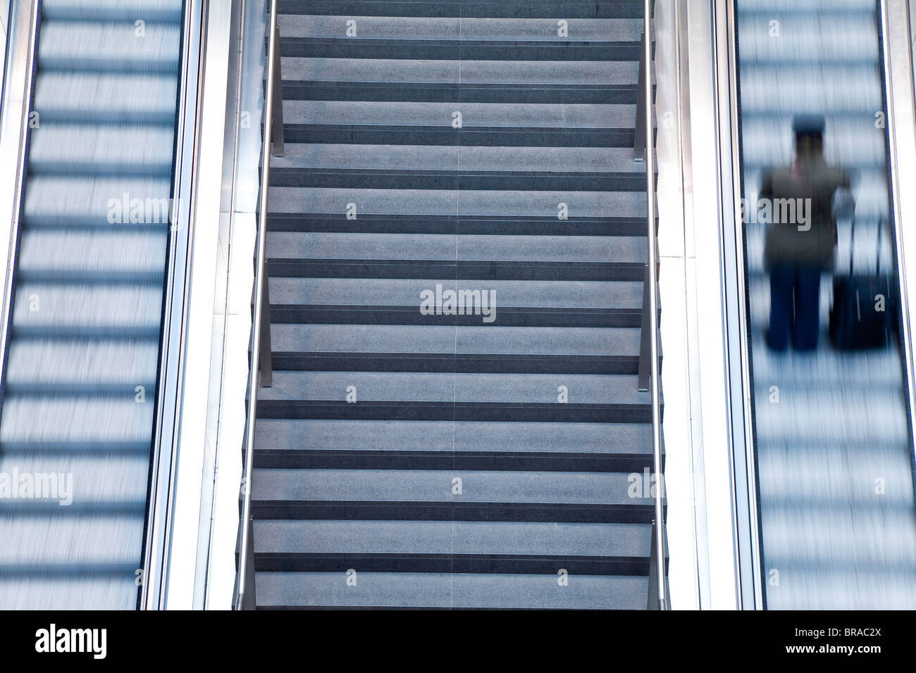 Escalator et escalier menant à la plate-forme à la gare moderne, Berlin, Germany, Europe Banque D'Images