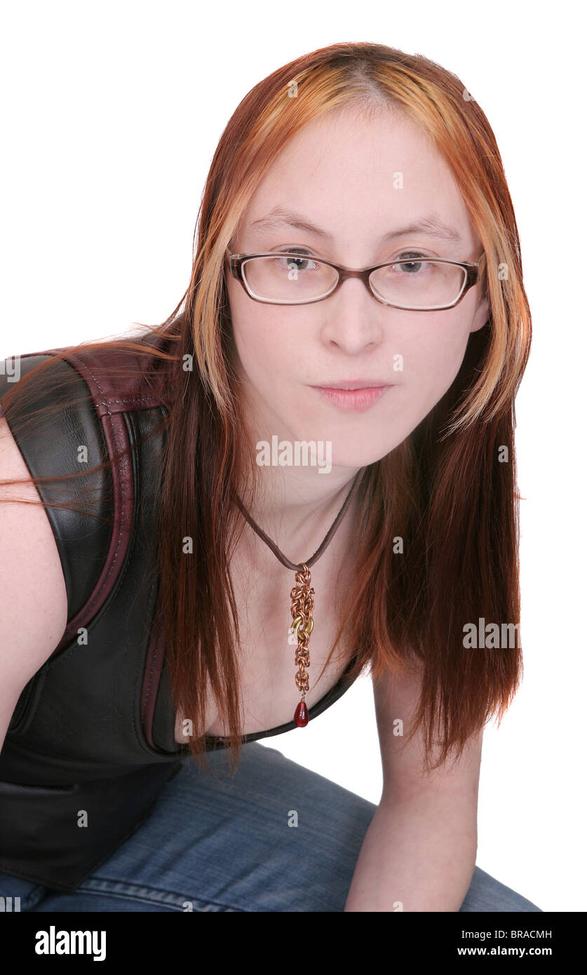 Une jeune femme aux cheveux rouge années 20 expression sérieuse closeup portrait over white Banque D'Images