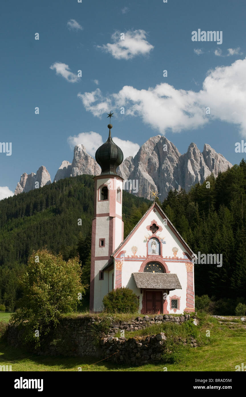 Église Saint Johann, Funes Valley (Villnoss), Dolomites, Trentin-Haut-Adige, le Tyrol du Sud, Italie, Europe Banque D'Images