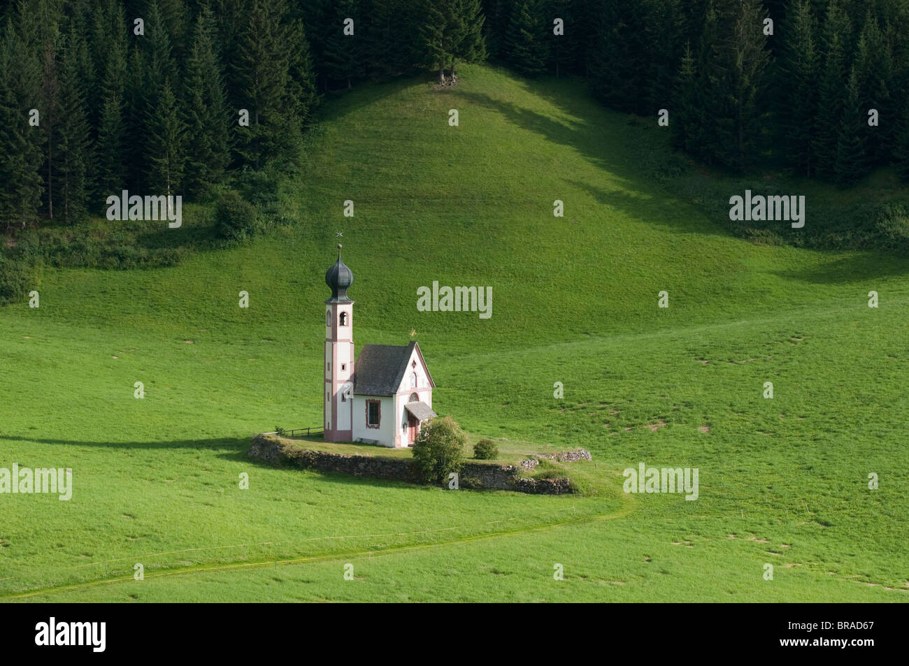 Église Saint Johann, Funes Valley (Villnoss), Dolomites, Trentin-Haut-Adige, le Tyrol du Sud, Italie, Europe Banque D'Images