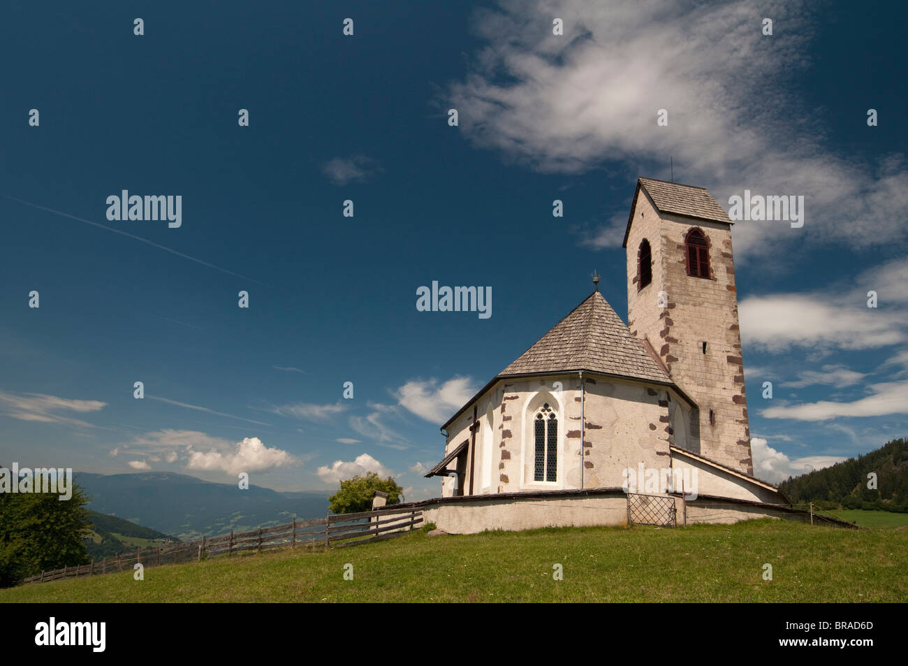 L'église St Jacob, Funes Valley (Villnoss), Dolomites, Trentin-Haut-Adige, le Tyrol du Sud, Italie, Europe Banque D'Images