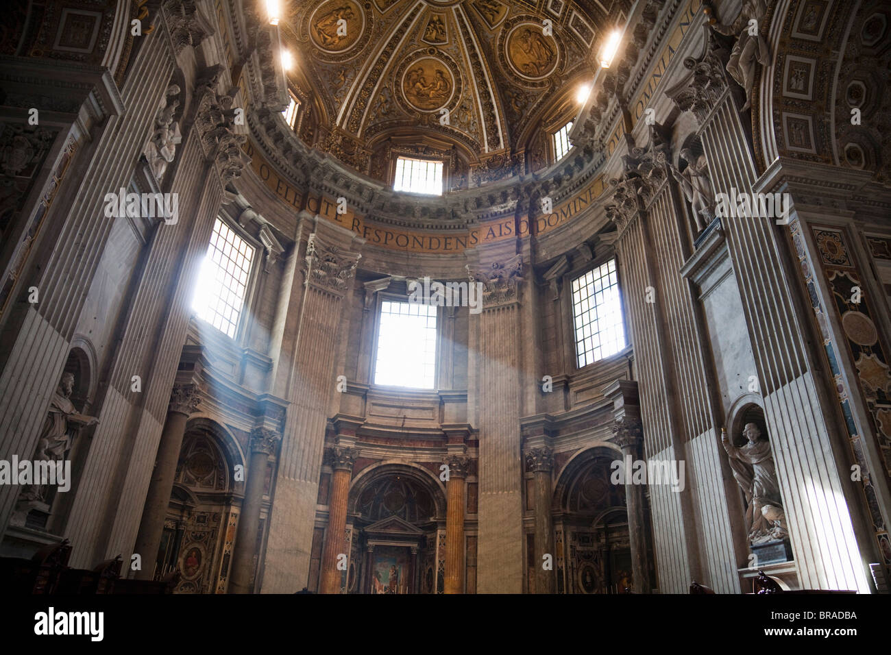 Arbre de lumière à travers la vitre de l'intérieur de la Basilique Saint-Pierre, Vatican, Rome, Latium, Italie, Europe Banque D'Images