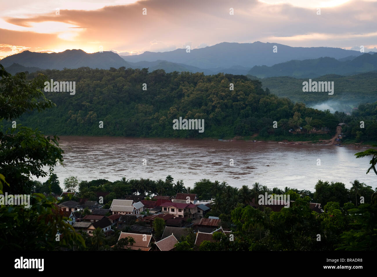 Luang Prabang et le Mékong vu de Chom Si temple, Laos, Indochine, Asie du Sud-Est, l'Asie Banque D'Images