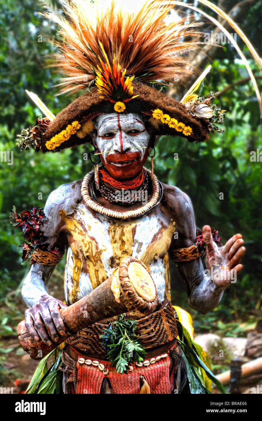 Huli Wigmen colorés w/ visage peint en Papouasie Nouvelle Guinée Banque D'Images