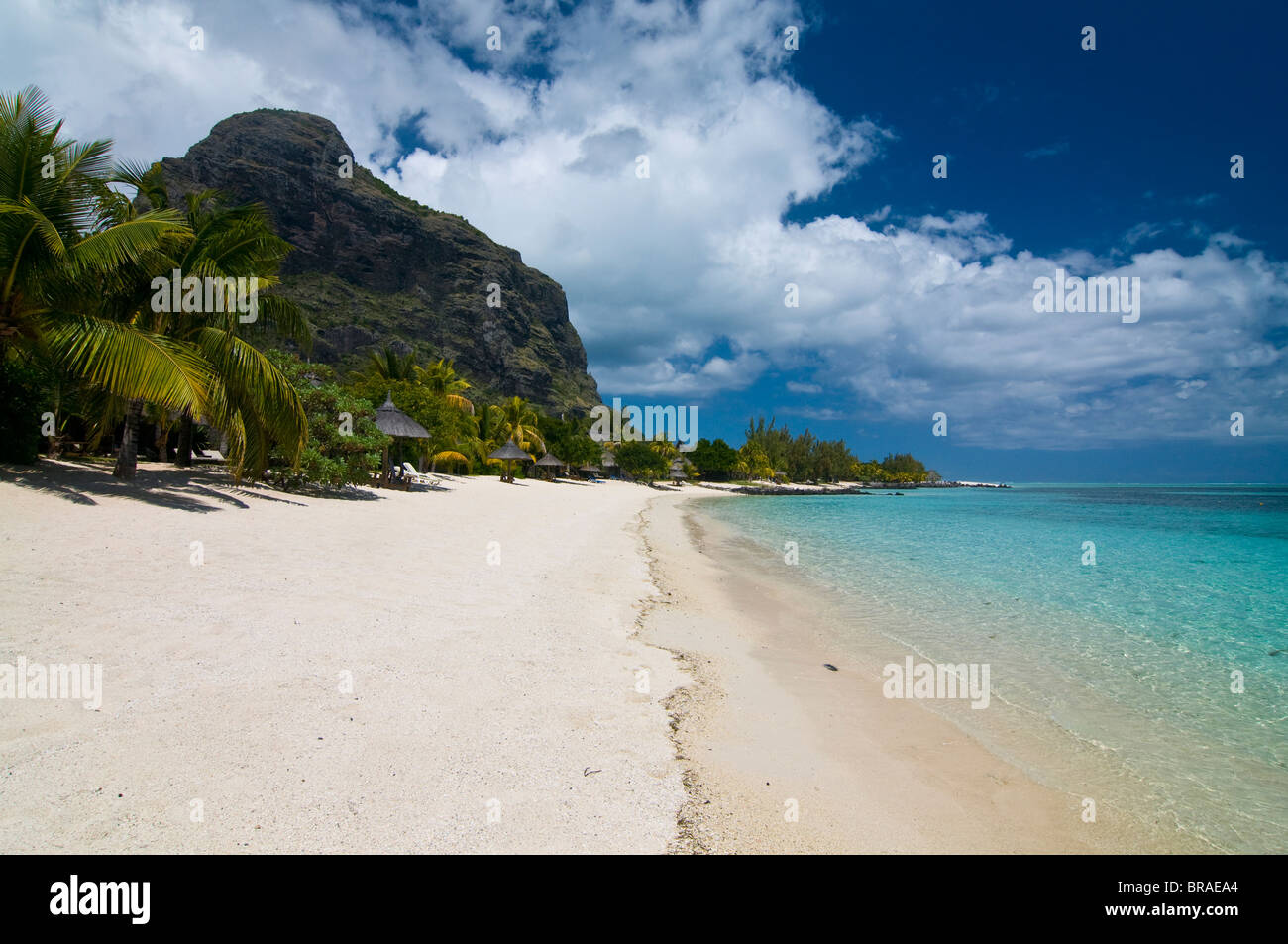 Plage de l'hôtel Beachcomber Le Paradis avec Mont Brabant dans l'arrière-plan, l'Île Maurice, océan Indien, Afrique Banque D'Images