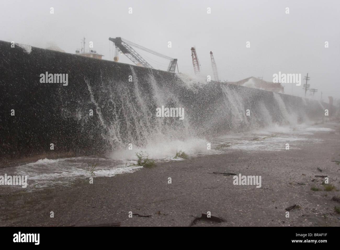 Overtops eau le canal industriel barrages à La Nouvelle-Orléans que l'ouragan Gustav passe juste à l'ouest de la ville. Banque D'Images