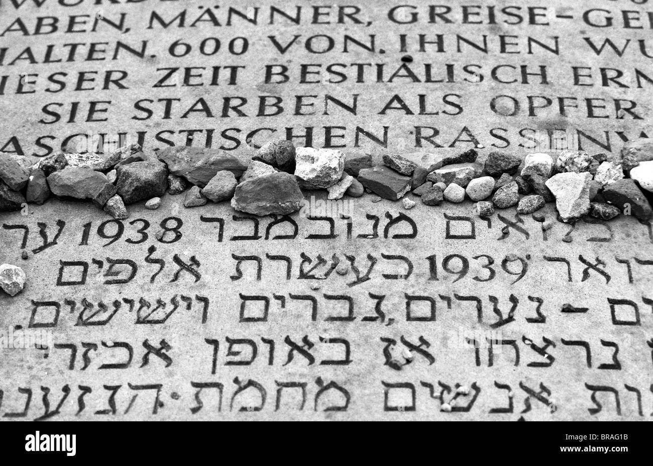 Partie d'un mémoire en allemand et en hébreu au camp de concentration de Buchenwald en Allemagne, près de Weimar dans l'état de Thuringe. Banque D'Images
