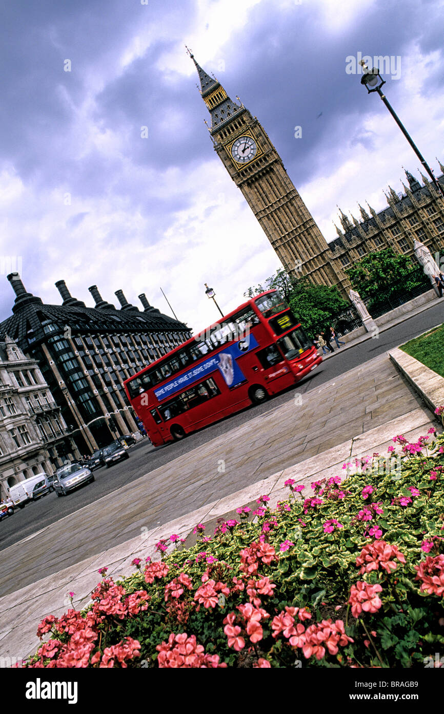 Rare de voir la circulation en face de Big Ben à Londres, Angleterre Banque D'Images