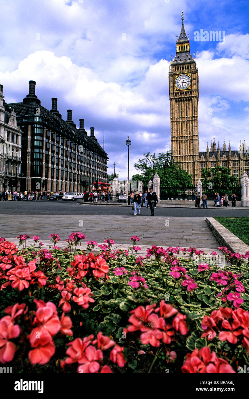 Rare de voir la circulation en face de Big Ben à Londres, Angleterre Banque D'Images