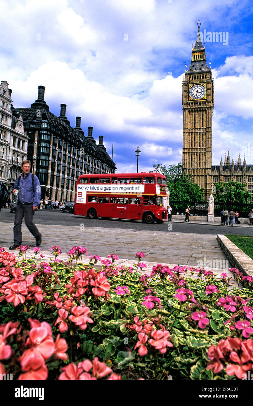 Rare de voir la circulation en face de Big Ben à Londres, Angleterre Banque D'Images