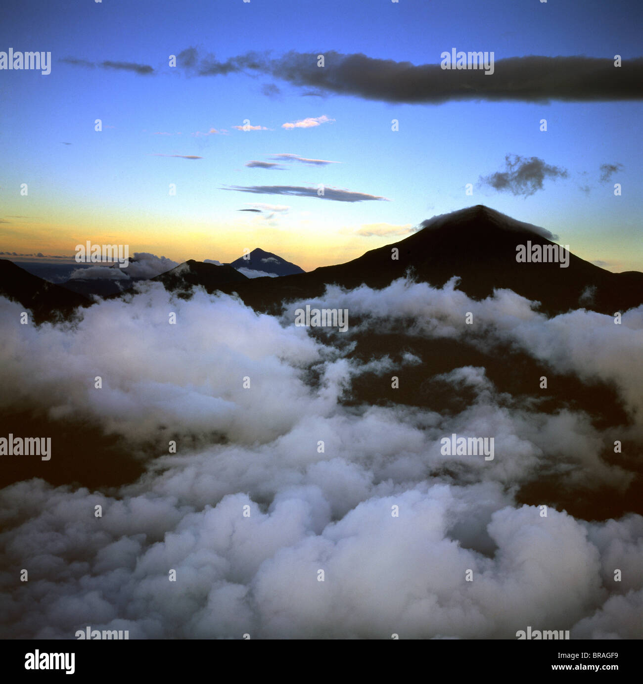 Vue aérienne du mont Karisimbi, un volcan dormant dans la montagnes Virunga Banque D'Images