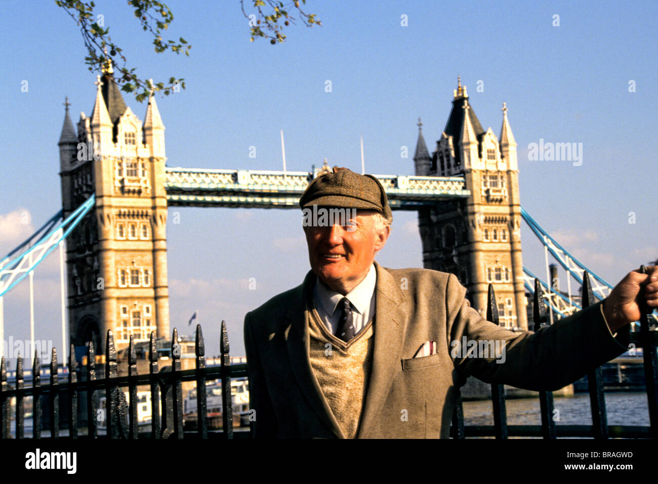 Anglais majestueux devant le célèbre Tower Bridge à Londres en Angleterre Banque D'Images