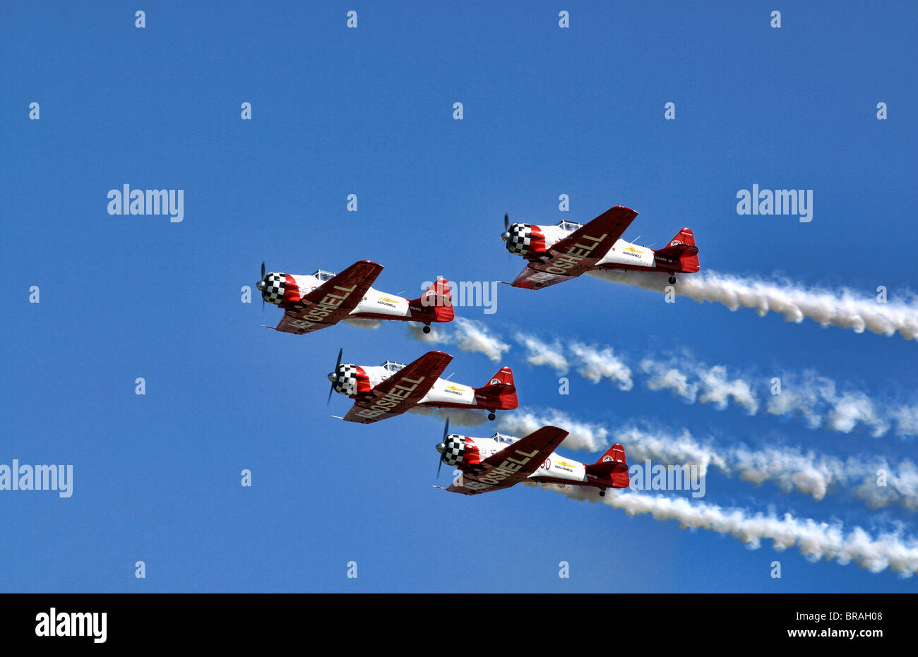 L'équipe de démonstration Aeroshell monte en surcharge dans le ciel bleu de l'Airshow Dayton Banque D'Images