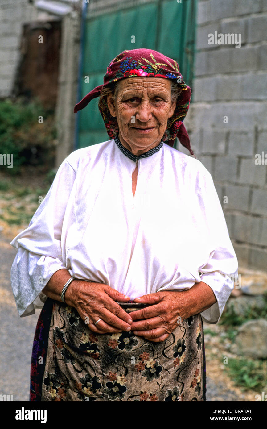 Jeune femme en costume d'albanaise