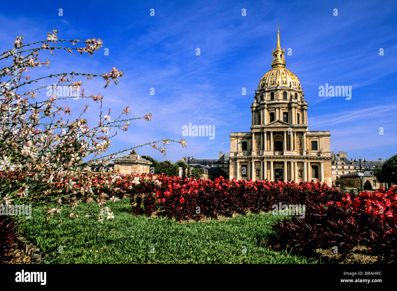 La France célèbre l'Hôtel des Invalides où se trouve le tombeau de Napoléon à dôme avec des fleurs à Paris France Banque D'Images