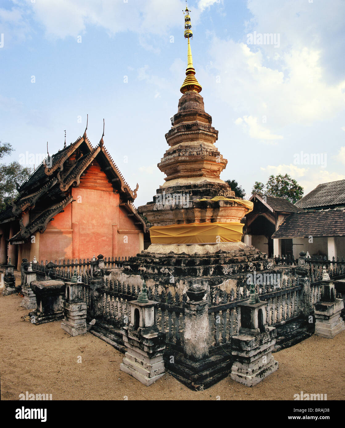 Stupa de style Lanna et Viharn Lai à Wat Hin, Lampang, Thaïlande, Asie du Sud, Asie Banque D'Images