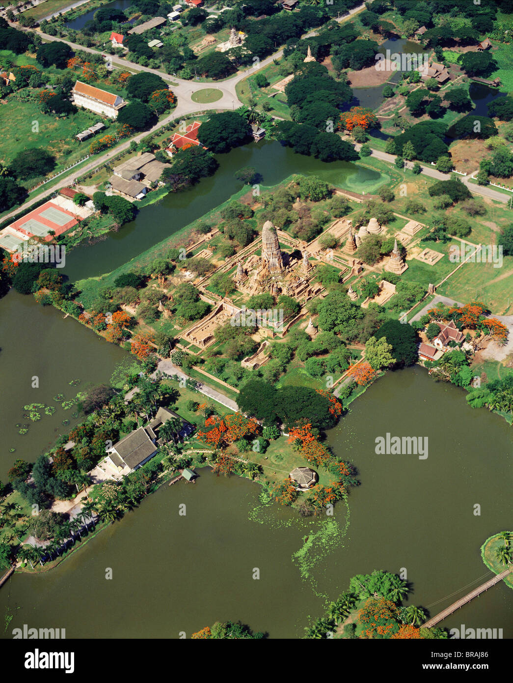 Vue aérienne de Wat Phra Ram, entouré par un étang, Ayutthaya, Thaïlande, Asie du Sud, Asie Banque D'Images