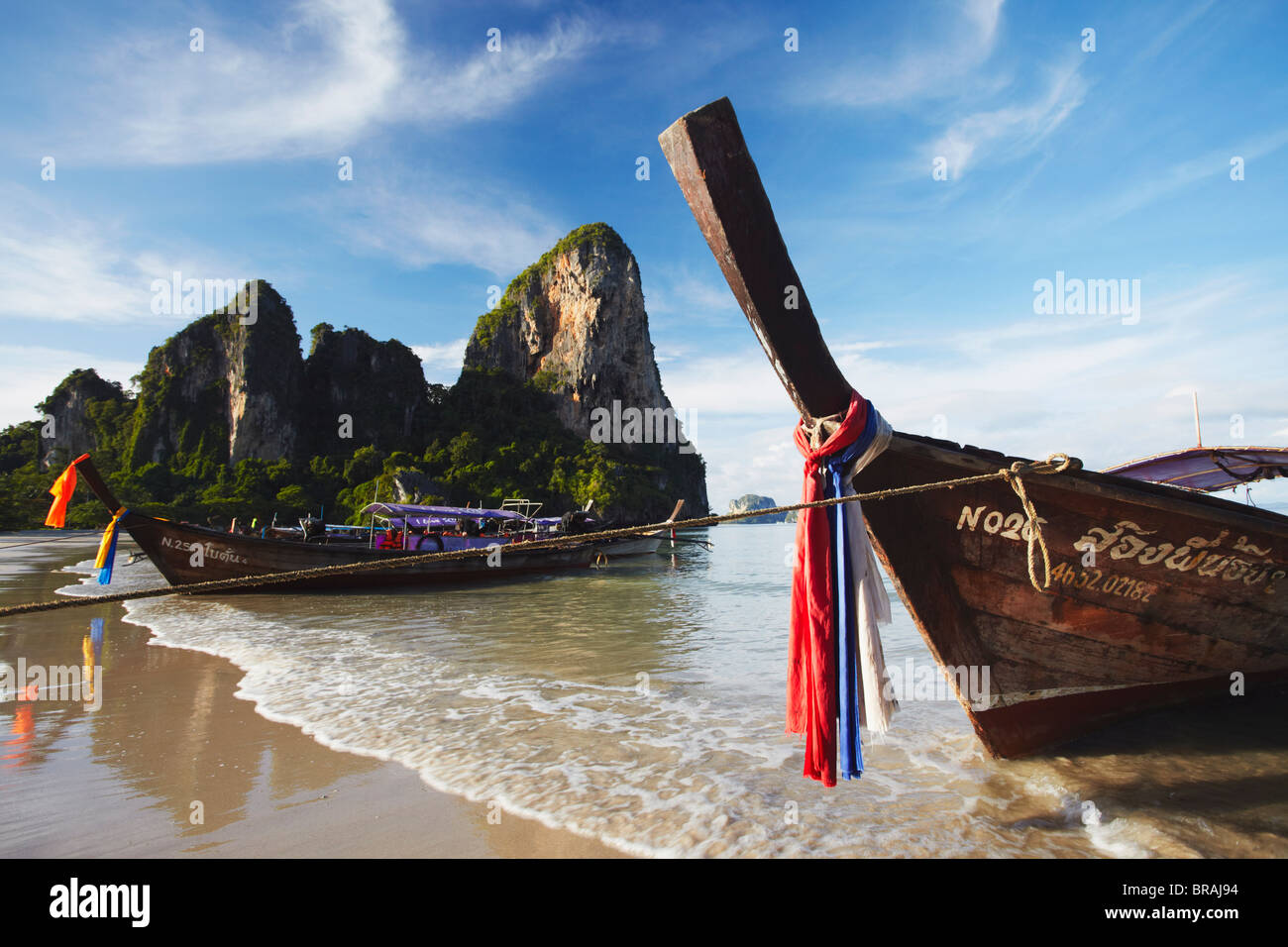 Long Tail boats sur Hat Rai Leh Beach, West Railay (Rai Leh), province de Krabi, Thaïlande, Asie du Sud, Asie Banque D'Images