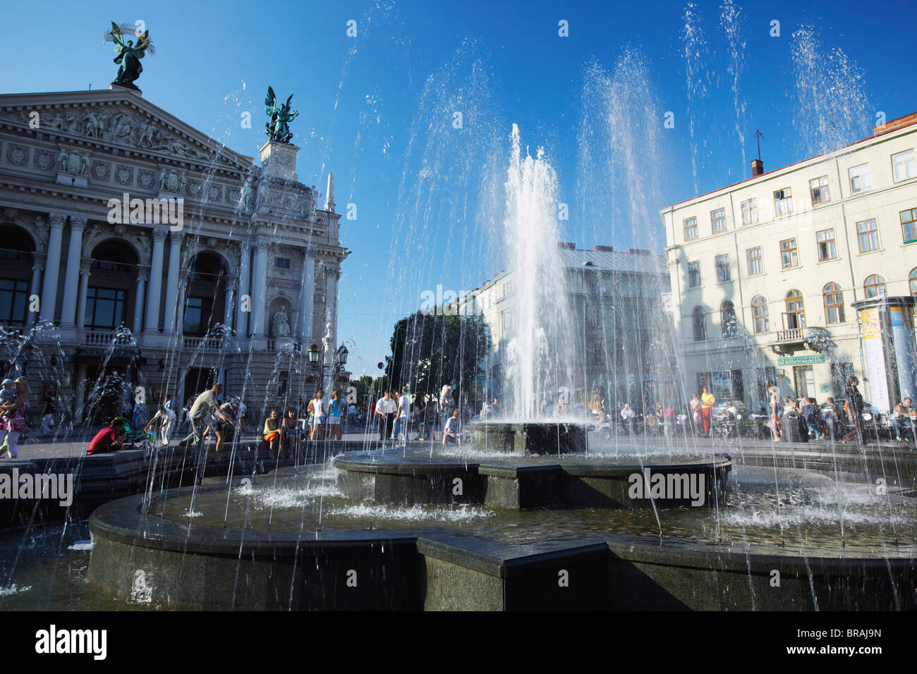 Fontaine en face d'Ivano Franko et opéra et théâtre de ballet, Lviv (Lvov), l'Ukraine, l'Europe Banque D'Images