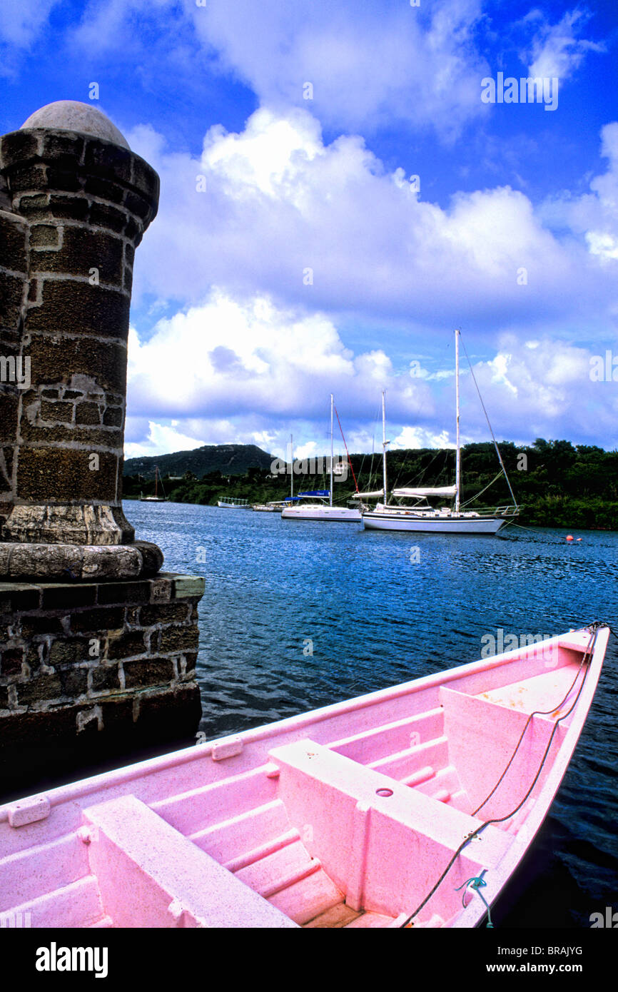 Beau port avec bateaux et dans l'océan coloré célèbre Nelsons Dockyard à English Harbour à Antigua Banque D'Images