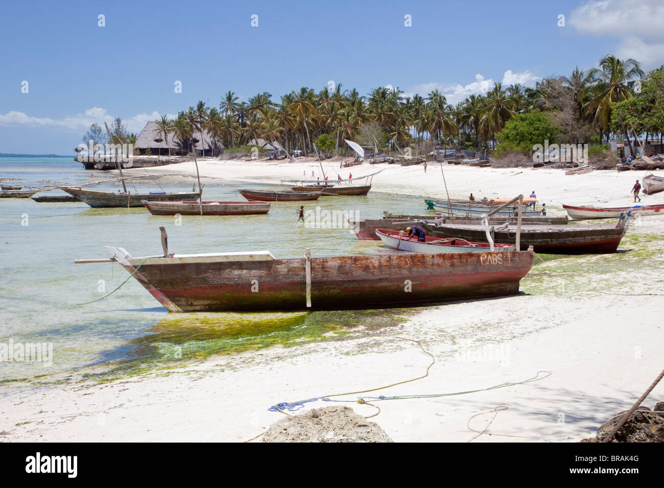 Zanzibar Kizimkazi Dimbani, scène de plage, les bateaux de pêche. Banque D'Images