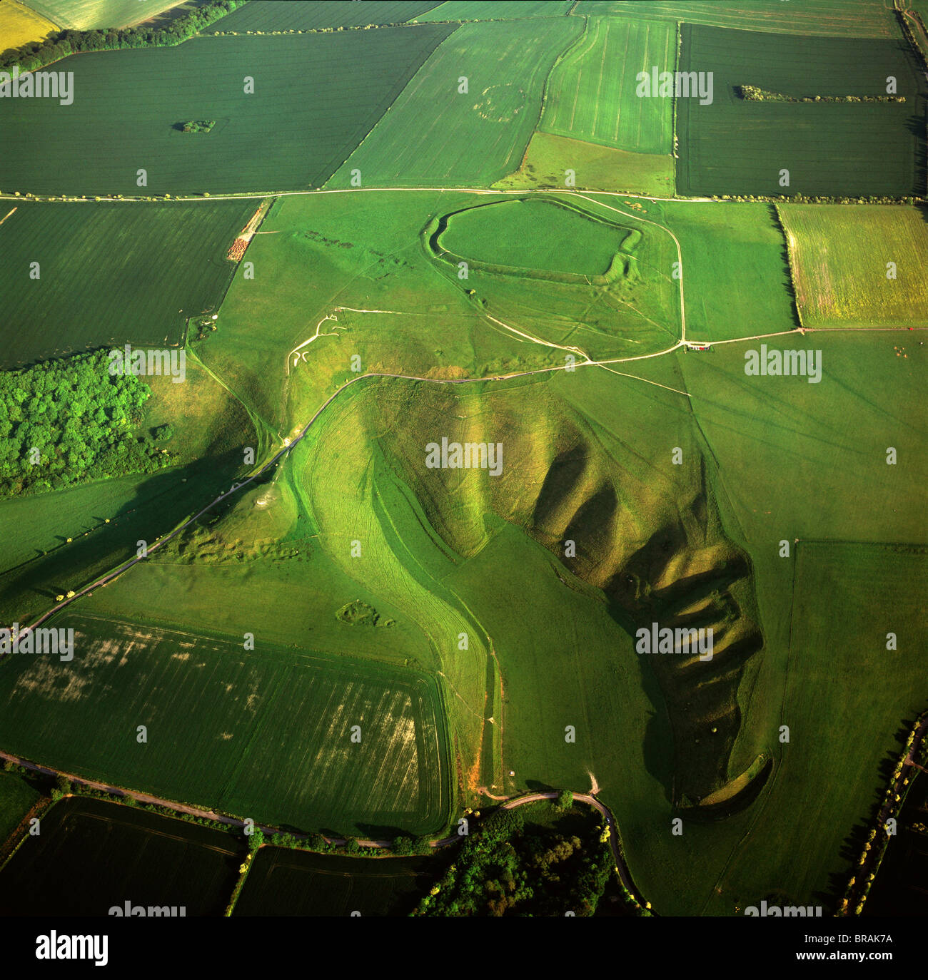 L'image aérienne de l'Uffington White Horse avec Uffington Castle Hill fort, Berkshire Downs, Vale of White Horse, Oxfordshire, UK Banque D'Images