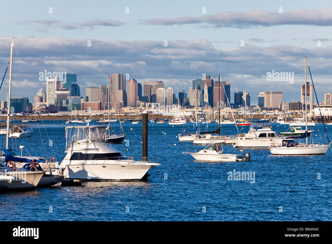 Sur les toits de la ville et des bateaux amarrés dans le port, Boston, Massachusetts, New England, États-Unis d'Amérique, Amérique du Nord Banque D'Images