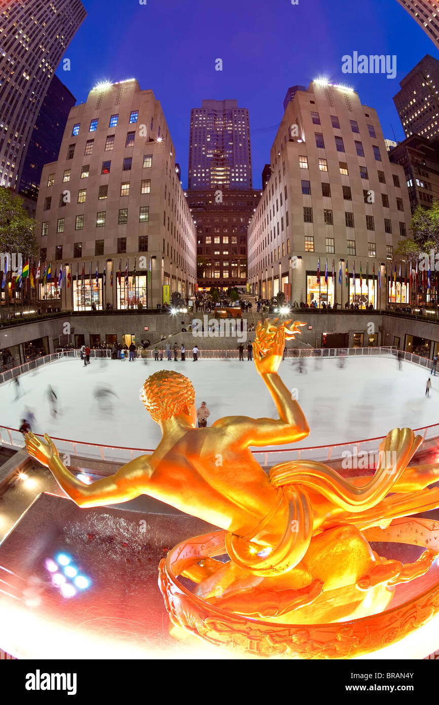 En dessous de la patinoire du Rockefeller Center, Fifth Avenue, New York City, New York, États-Unis d'Amérique, Amérique du Nord Banque D'Images