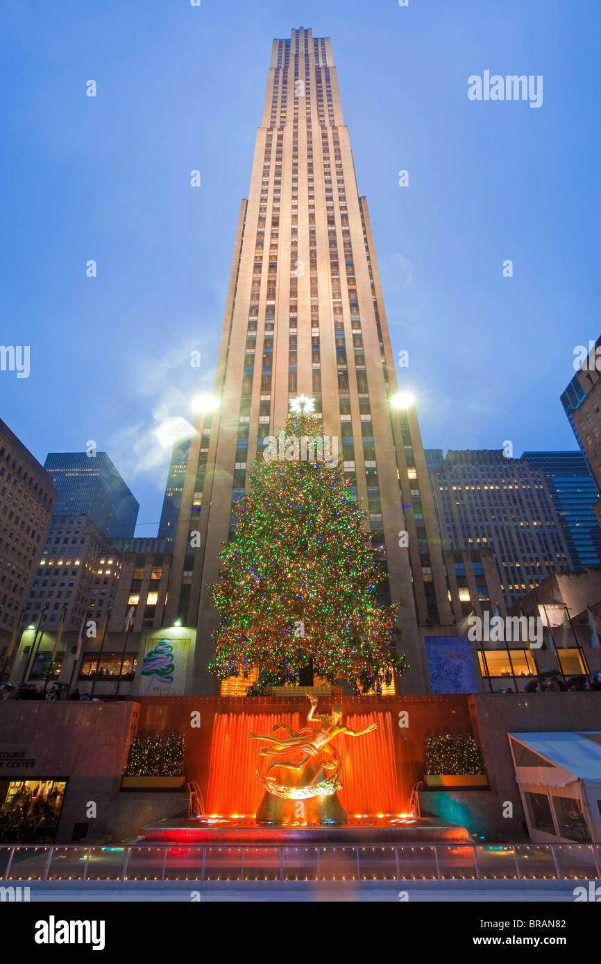 Arbre de Noël en face de l'immeuble du Rockefeller Center sur la 5ème Avenue, Manhattan, New York City, New York, USA Banque D'Images