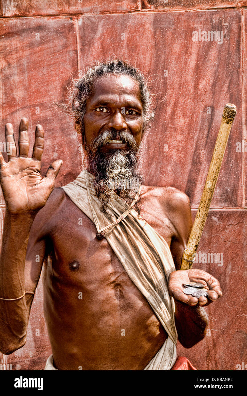 Vieux mendiant qui est un personnage avec pas de chemise dans Old Delhi Inde Banque D'Images