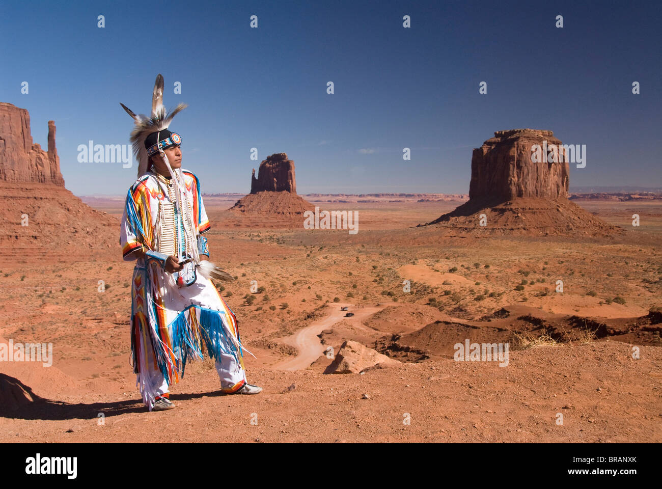 Homme Navajo habillé en costume traditionnel, Monument Valley Navajo Tribal Park, Arizona, USA Banque D'Images
