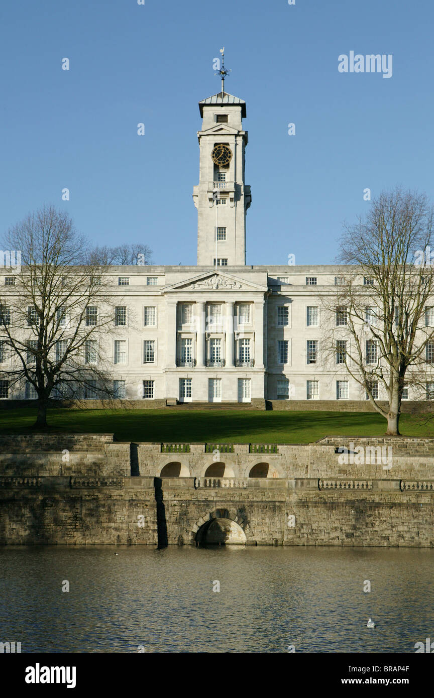 Bâtiment Trent surplombant le lac de l'Université de Nottingham, Angleterre Banque D'Images