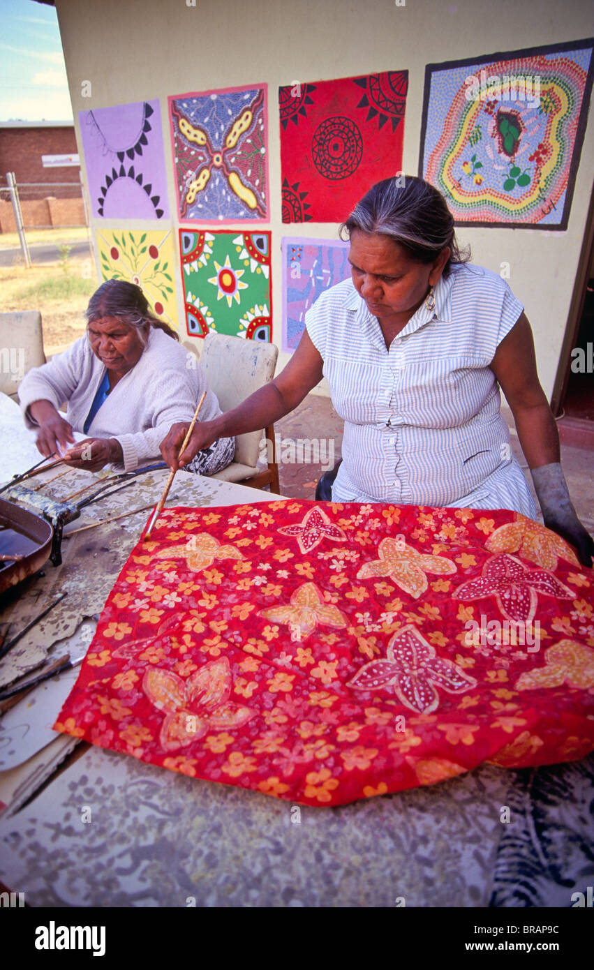 Les femmes autochtones, de batik, Australie Banque D'Images