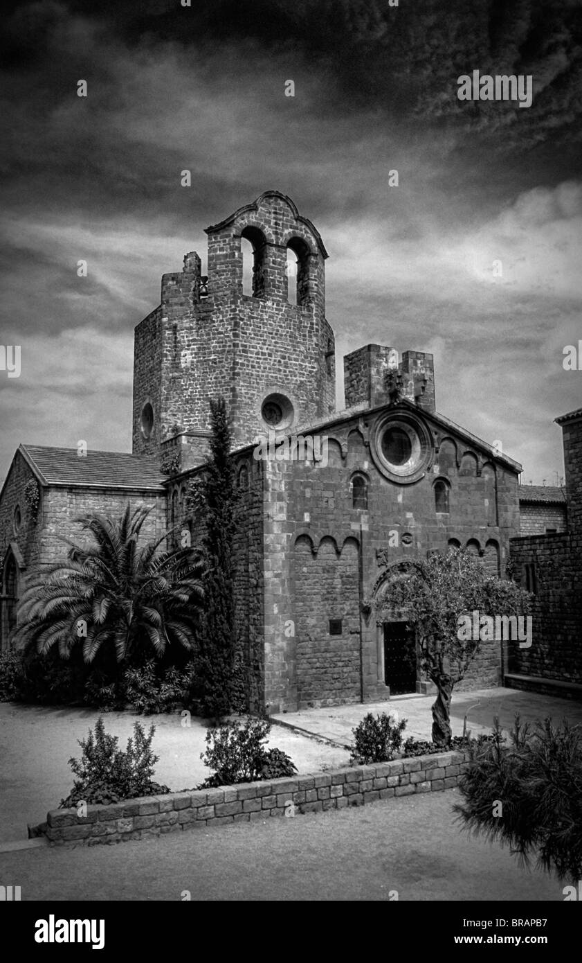 La vie en Espagne une ancienne cathédrale appelée Église Sant Pau del Camp à Barcelone Espagne Banque D'Images