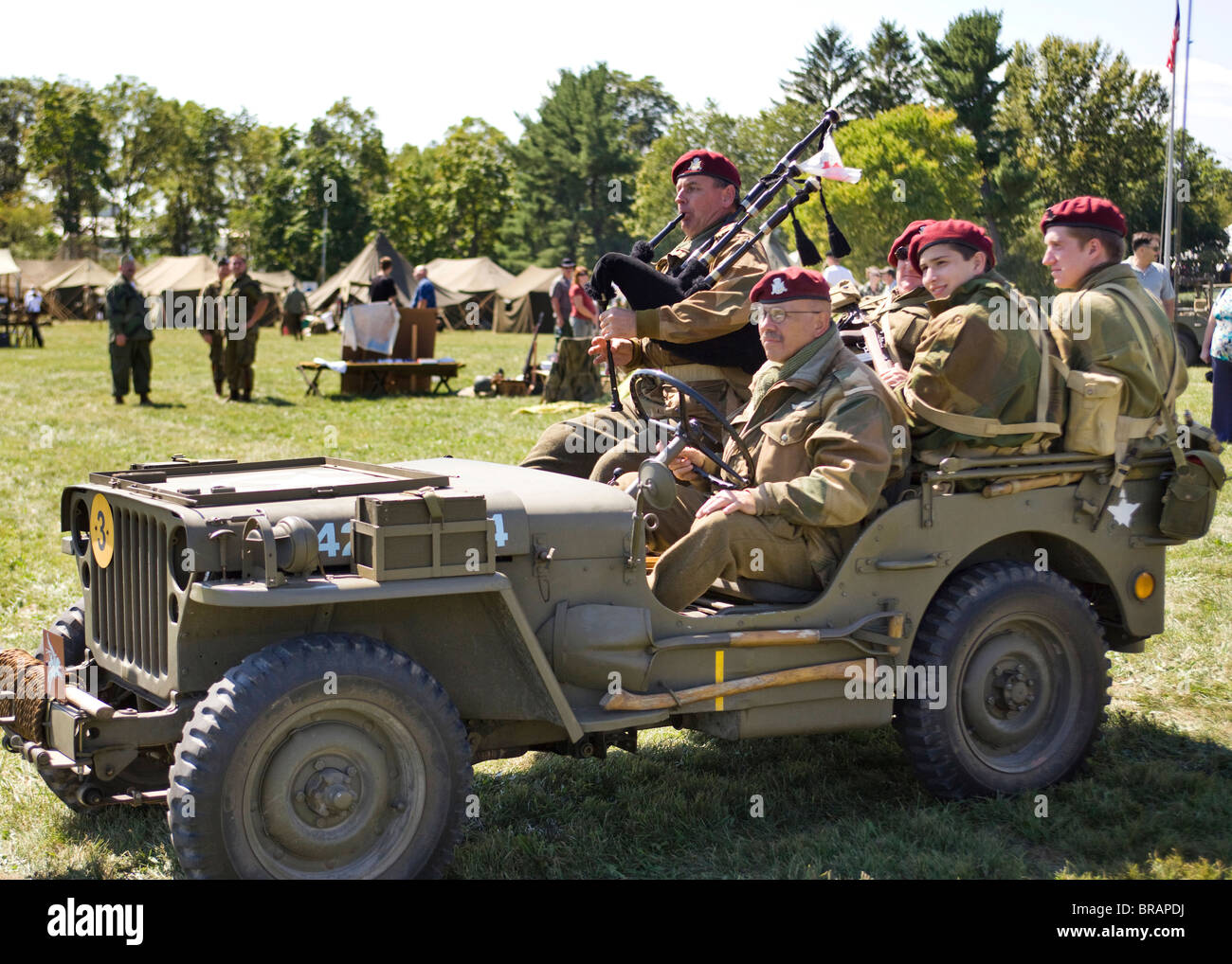 La DEUXIÈME GUERRE MONDIALE jeep de l'armée transportant des soldats Banque D'Images