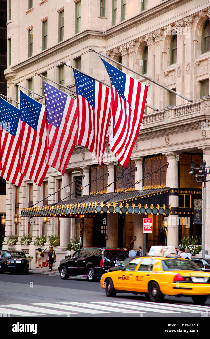 Drapeaux Américains volent au-dessus de l'entrée de l'hôtel Plaza à New York États-Unis Banque D'Images