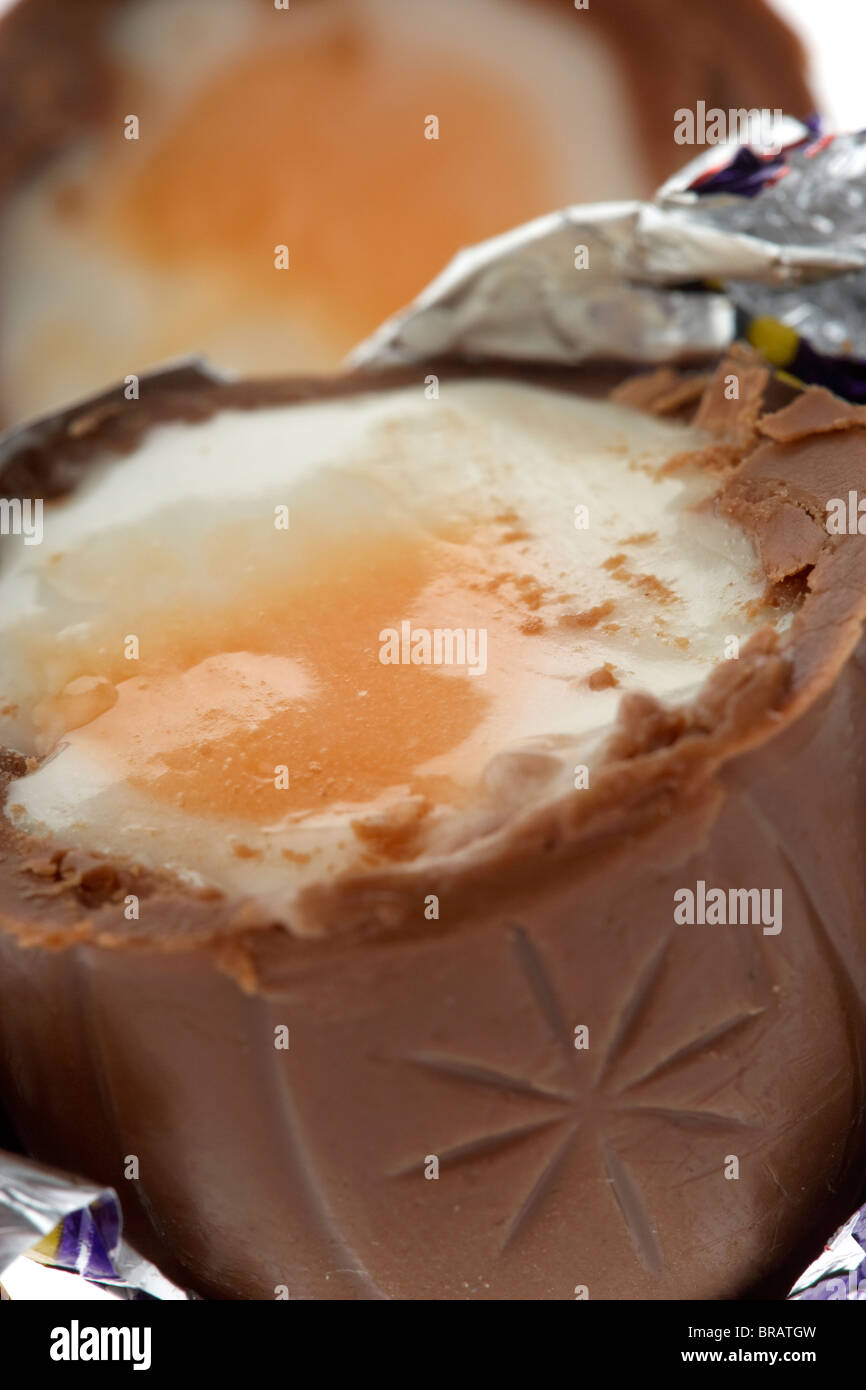 Unwrapped cadburys en tranches d'oeufs crème Banque D'Images