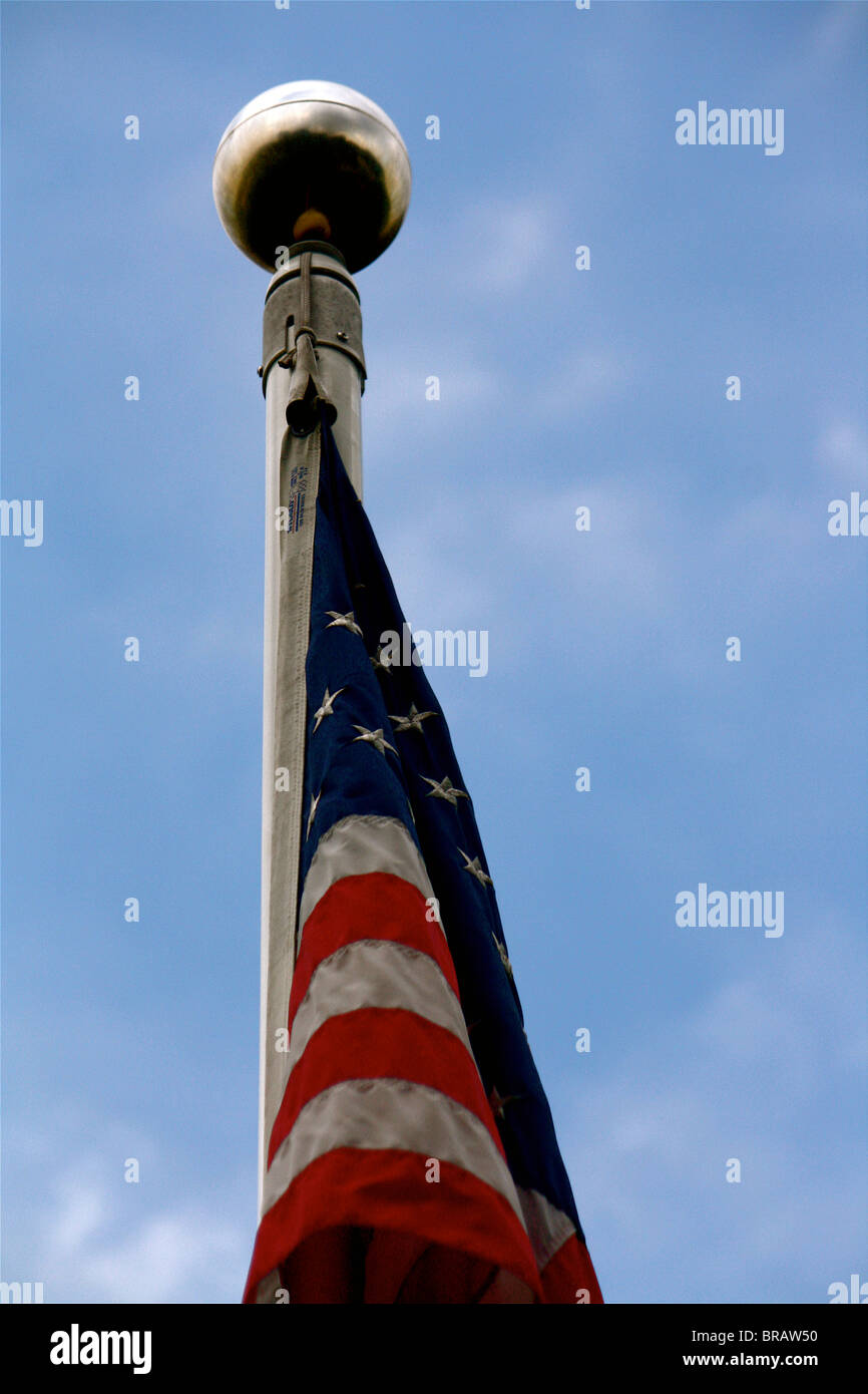 Le sommet d'une hampe avec un drapeau américain à voler d'elle contre un ciel bleu. Banque D'Images