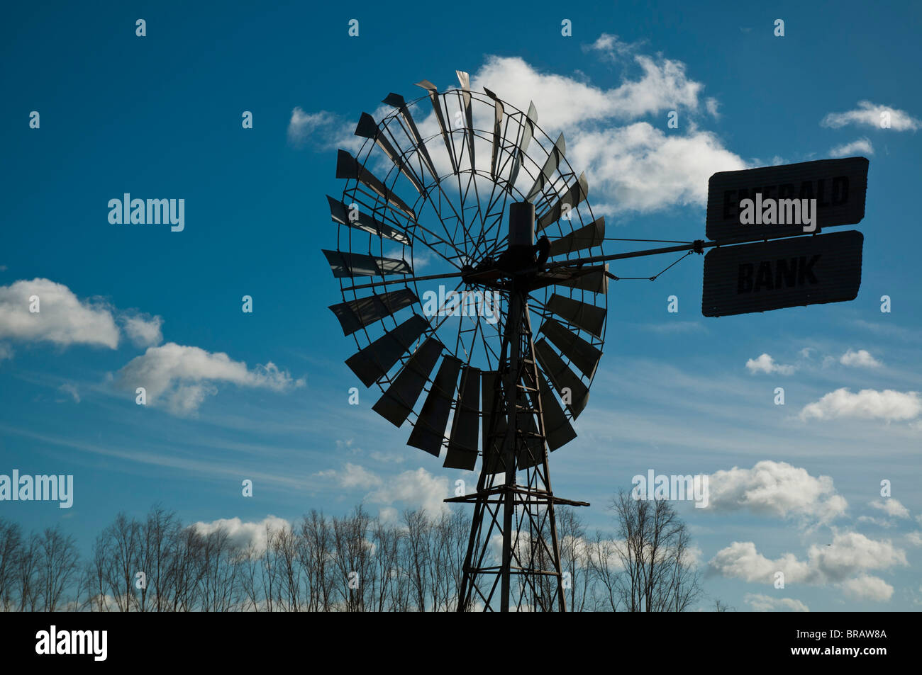 Le pompage de l'eau agricole moulin contre le ciel Banque D'Images